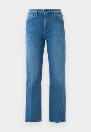 Rechtersnit blauwe denim jeans met voorzakken, riemlussen, ritssluiting en knoopsluiting tegen een vlakke witte achtergrond.