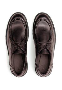 Scarpe in pelle marrone con punta arrotondata, design con lacci e finitura testurizzata. Le suole in gomma e i delicati accenti di cucitura sono visibili.