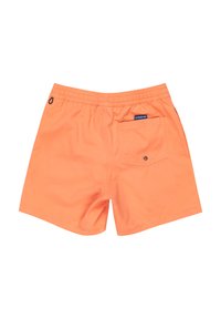 Oranžové plavky vyrobené z ľahkej látky, s elastickým pásom, zadnou vreckom so západkou a značkovou etiketou.