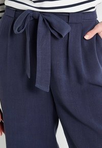 Grain de Malice AMPLE - Pantalon classique - marine