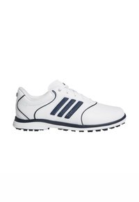 Chaussures de sport blanches avec des accents bleu marine, comportant trois bandes, une tige synthétique lisse, une fermeture à lacets et une semelle en caoutchouc texturée.