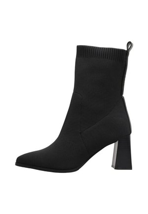 Bottine noire mi-mollet avec bout pointu, talon bloc, bord-côte et languette à l'arrière, présentée sur un fond blanc.