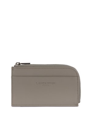 Portefeuille en cuir gris avec une fermeture éclair, présentant une texture lisse et un logo de marque embossé. Design compact avec des emplacements pour cartes à l'avant.