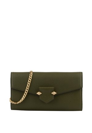Pochette en cuir vert olive avec rabat avant, clous pyramides dorés et une courte bandoulière chaîne dorée.