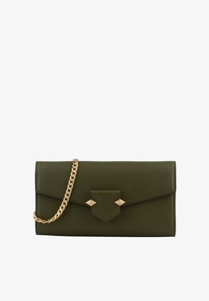 Pochette en cuir vert olive avec rabat avant, clous pyramides dorés et une courte bandoulière chaîne dorée.
