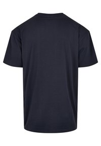 Tricou din bumbac de culoare bleumarin, cu o croială lejeră, mâneci scurte și guler tip crew, având o textură netedă și fără embellishments vizibile.