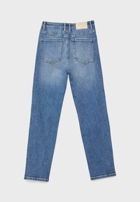 Svijetloplavi traperice s ravnim nogavicama, pet džepova i brendiranim kožnim oznakom na struku. Minimalno izblijedjeli.