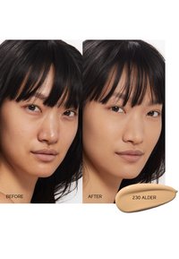 Comparaison avant-après du visage montrant une peau lisse et claire. Échantillon de produit étiqueté "230 ALDER" dans une couleur crème positionné en dessous.