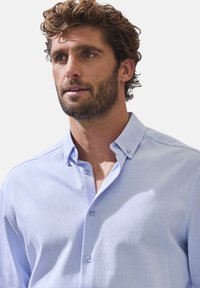 H.I.S LANGARM  - Camisa - hellblau