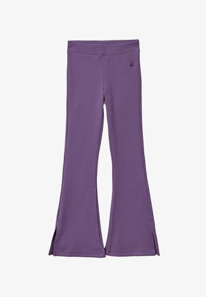 Pantalones acampanados de rayas moradas con una cintura alta y aberturas laterales en el dobladillo. Confeccionados en una tela elástica para mayor comodidad y flexibilidad.