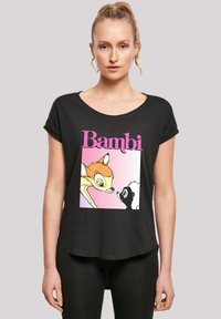 Svart T-skjorte med et Bambi-trykk i oransje og svart med rosa og hvite detaljer. Rund hals og korte ermer, avslappet passform.