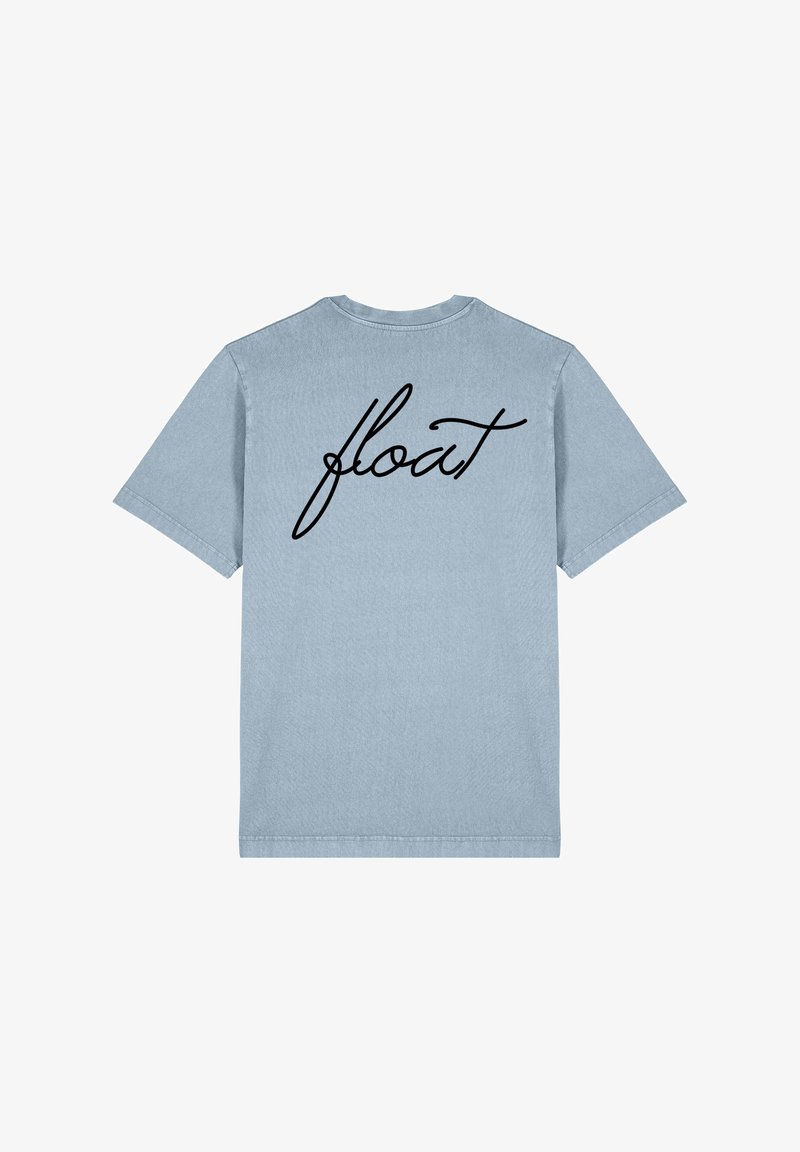 Lichtblauwe katoenen t-shirt met een ronde hals en korte mouwen. Zwart cursief tekst "float" is gedrukt op de achterkant.