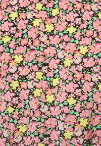 Motif floral dense avec petites fleurs roses et jaunes, feuilles vertes sur fond noir.