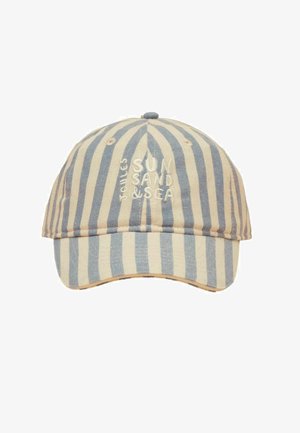 Kepurė su snapeliu, vertikaliomis balkšvomis ir mėlynomis juostelėmis bei baltu siuvinėtu užrašu „TOULES SUN SAND & SEA“ priekyje.