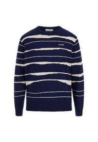 Maglione blu navy con strisce orizzontali crema, design a collo rotondo, polsini e orlo a coste, e piccolo logo "GUESS" sul petto.