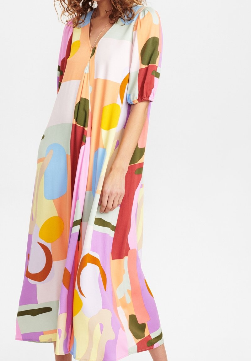 Robe midi colorée avec un col en V, des manches bouffantes et un motif abstrait composé de différentes formes aux couleurs pastel et vives. Tissu doux et fluide.