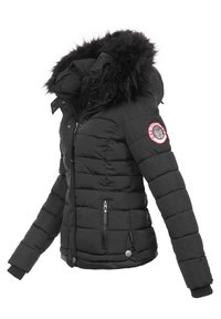 Chaqueta de abrigo negra con capucha de piel sintética desmontable, diseño de acolchado horizontal, bolsillos frontales con cremallera y un emblema en la manga.