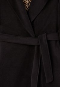 Cappotto avvolgente nero in tessuto morbido con cintura in vita, con fodera interna a stampa leopardo e design classico con risvolto.