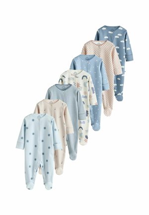 Sæt af syv babydragter i forskellige pastelfarver med mønstre som stjerner, skyer og striber, fremstillet af blødt stof.