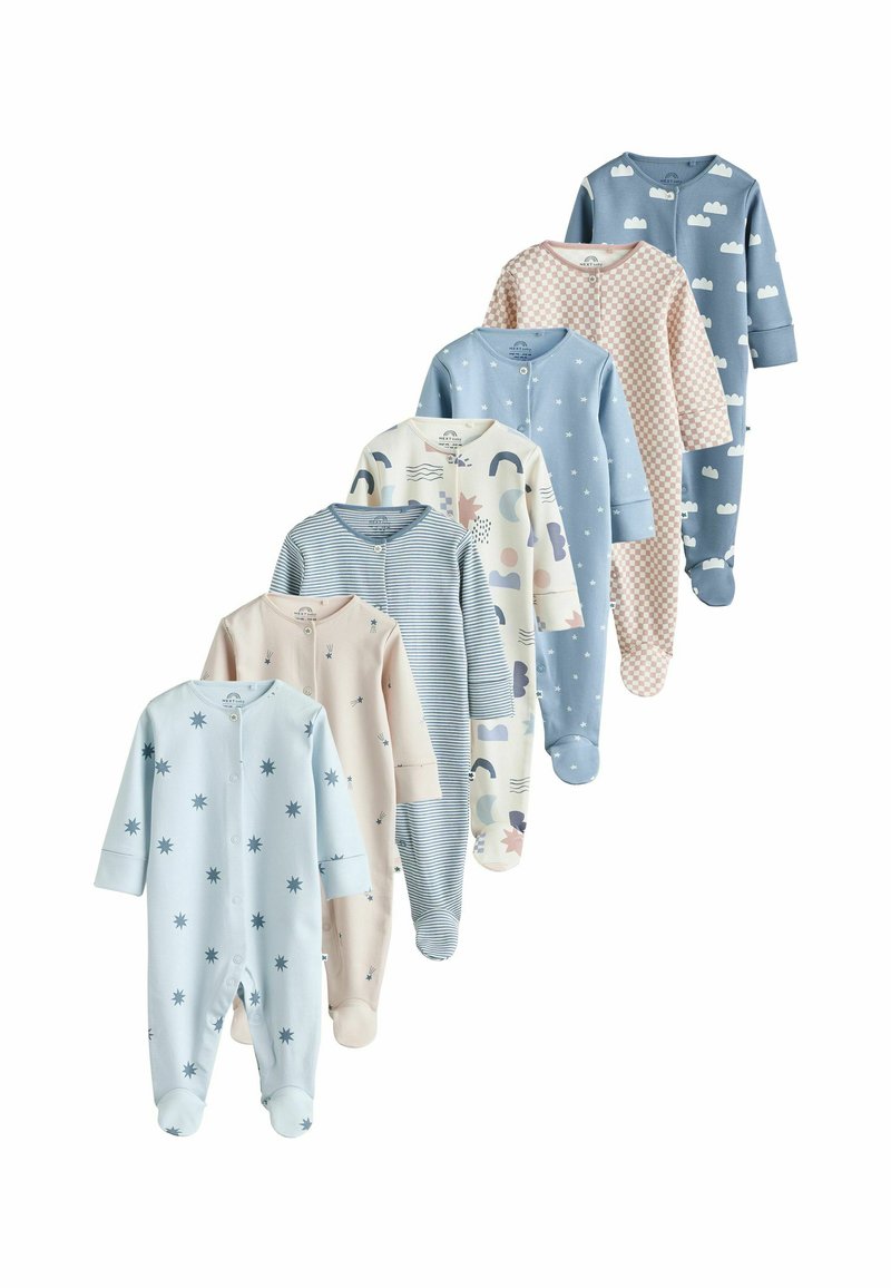 Sæt af syv babydragter i forskellige pastelfarver med mønstre som stjerner, skyer og striber, fremstillet af blødt stof.