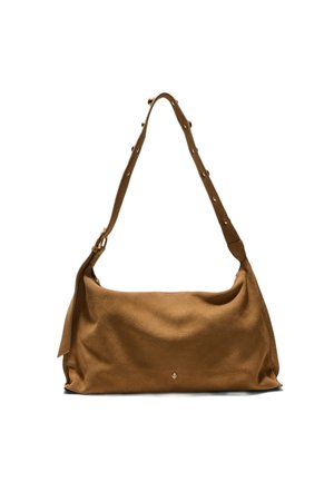 Brun skuldertaske i ruskind med justerbar rem, der har metalnitter og en lille cirkulær logo på frontens midte.