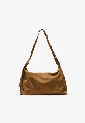 Borsa a tracolla in pelle scamosciata marrone con tracolla regolabile, decorata con borchie in metallo e un piccolo logo circolare al centro davanti.