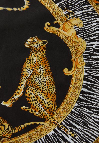 Melna auduma fons ar zelta leoparda un citu dzīvnieku rakstiem, ko ieskauj dekoratīvs zelta rāmis ar ziedu rakstiem.
