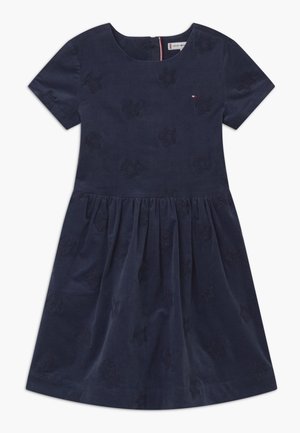 Abito blu navy a maniche corte con motivi a stella ricamati, scollo rotondo, vita arricciata e piccolo logo Tommy Hilfiger sul petto.