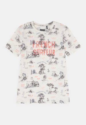 Hvid kortærmet skjorte med sorte skitser af surfboards, bølger, træer, varevogne og rød tekst "FRENCH SURFEUR" og "VAN LIFE" spredt.