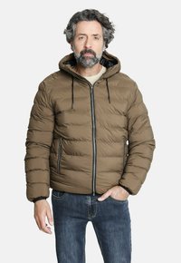 Chaqueta acolchada marrón con cremallera frontal, capucha adjustable y bolsillos laterales. Material texturizado con detalle de costura horizontal.