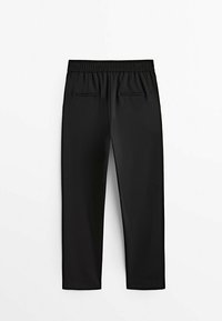 Pantaloni neri realizzati in un tessuto liscio, dotati di una vita elastica, due tasche frontali e un design a gamba affusolata.