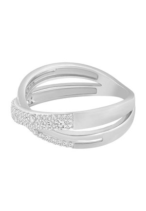 Bague en argent avec un design à bande fendue, partiellement incrustée de petits diamants étincelants sur un côté.