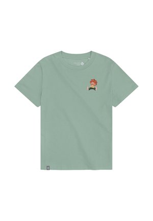 Grünes T-Shirt mit kurzen Ärmeln und einem kleinen, cartoonartigen Löwen, der sitzend und lächelnd auf der linken Brustseite abgebildet ist.