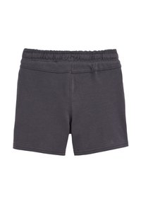 Shorts de sport gris en tissu doux, dotés d'une taille élastique et d'un design simple et épuré. Longueur courte, sans poches.