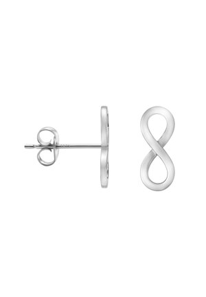 Boucles d’oreilles clous en argent sterling avec symbole infini et fermoir papillon, montrées de face et de côté sur fond blanc.