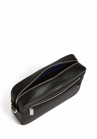 Borsa da viaggio in pelle nera con due zip silver, con una finitura testurizzata e fodera interna blu; include un piccolo tag silver.