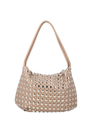 Beige Schultertasche mit abgerundeter Form, mit mehreren glänzenden silbernen Nieten, die die Oberfläche gleichmäßig bedecken, und einem langen Riemen.