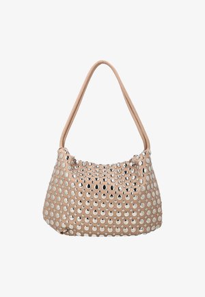 Beige Schultertasche mit abgerundeter Form, mit mehreren glänzenden silbernen Nieten, die die Oberfläche gleichmäßig bedecken, und einem langen Riemen.