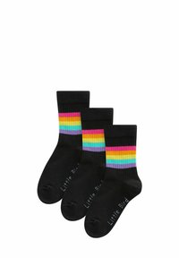 Calcetines negros con un colorido patrón de rayas horizontales en rojo, naranja, amarillo, verde, azul y púrpura en el puño.