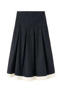 Jupe plissée noire avec un ourlet de couleur crème. Fabriquée en tissu lisse, elle présente un design évasé qui ajoute du volume et du mouvement.