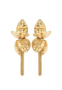 Kolczyki o złotym odcieniu, z teksturowanym wykończeniem, przedstawiające nakładające się na siebie kształty płatków oraz zwisające ozdobne łańcuszki.