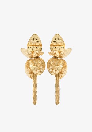 Kolczyki o złotym odcieniu, z teksturowanym wykończeniem, przedstawiające nakładające się na siebie kształty płatków oraz zwisające ozdobne łańcuszki.