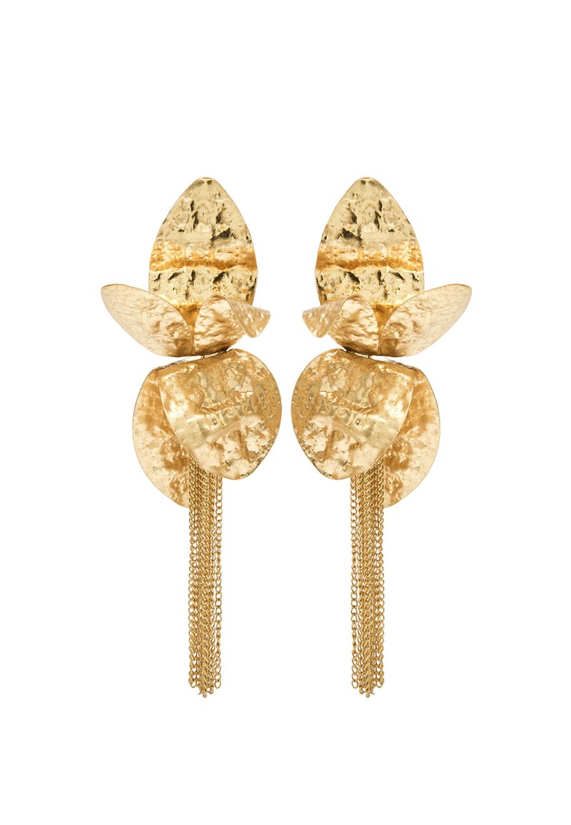 Kolczyki o złotym odcieniu, z teksturowanym wykończeniem, przedstawiające nakładające się na siebie kształty płatków oraz zwisające ozdobne łańcuszki.