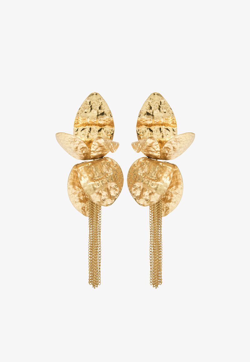 Kolczyki o złotym odcieniu, z teksturowanym wykończeniem, przedstawiające nakładające się na siebie kształty płatków oraz zwisające ozdobne łańcuszki.
