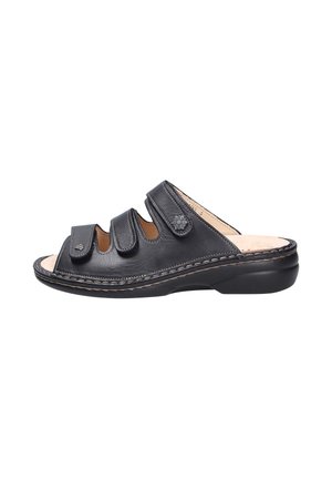 Zwarte leren sandalen met drie verstelbare bandjes, een open teen en een gevoerde inlegzool; voorzien van contrasterende stiksels en een duurzame zool.