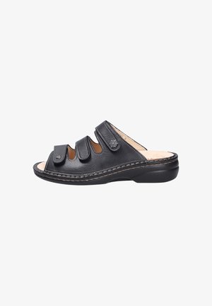 Schwarze Ledersandalen mit drei verstellbaren Riemen, offenen Zehen und einer gepolsterten Innensohle; ausgestattet mit kontrastierenden Nähten und einer robusten Sohle.