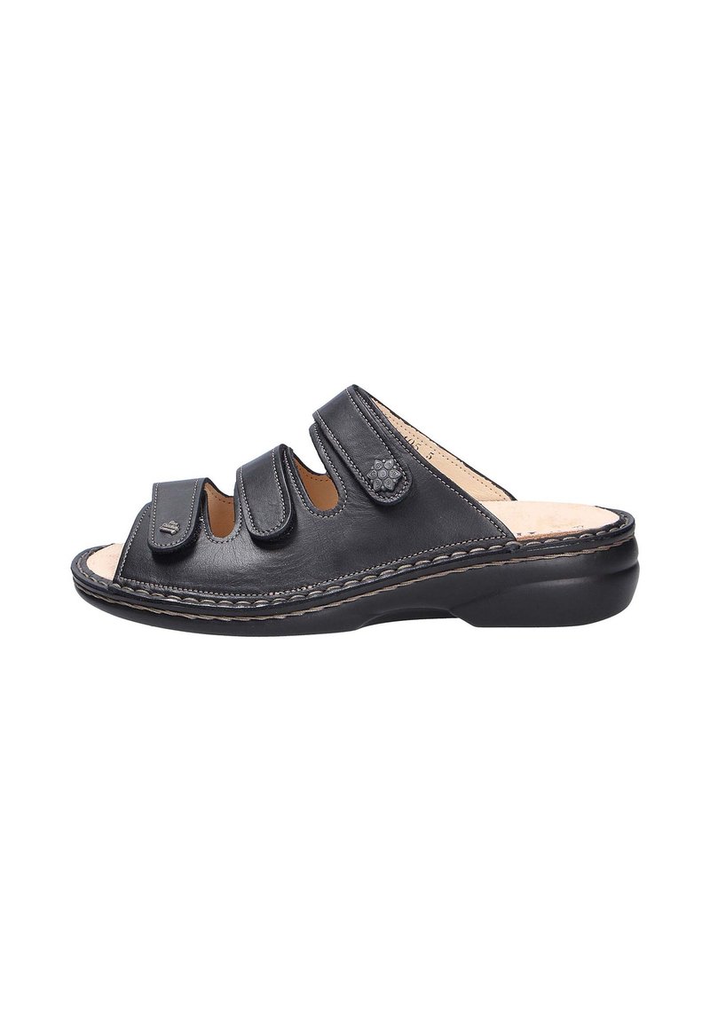 Zwarte leren sandalen met drie verstelbare bandjes, een open teen en een gevoerde inlegzool; voorzien van contrasterende stiksels en een duurzame zool.