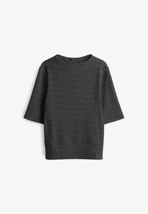 Zwart-wit gestreepte korte mouwen gebreide trui met ronde hals en relaxte pasvorm, plat gelegd op een witte achtergrond.