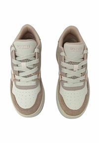 Baskets Skechers avec une tige en cuir blanc, des accents en daim beige, des panneaux en maille et des lacets de couleur claire, arborant des détails perforés.