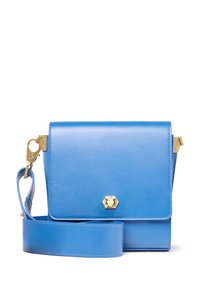 Borsa a tracolla blu in pelle con una chiusura esagonale dorata, design piatto, cinturino regolabile e texture liscia, adatta per un uso casual.
